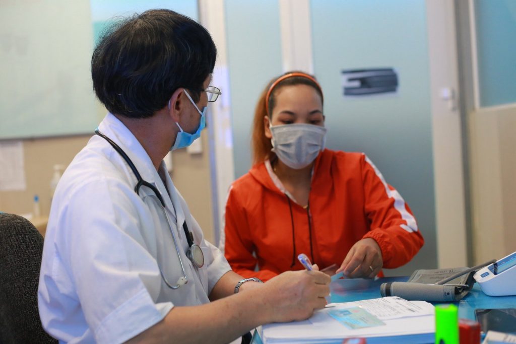 Bác sĩ đang lấy thông tin bệnh nhân tại Tâm Bình An