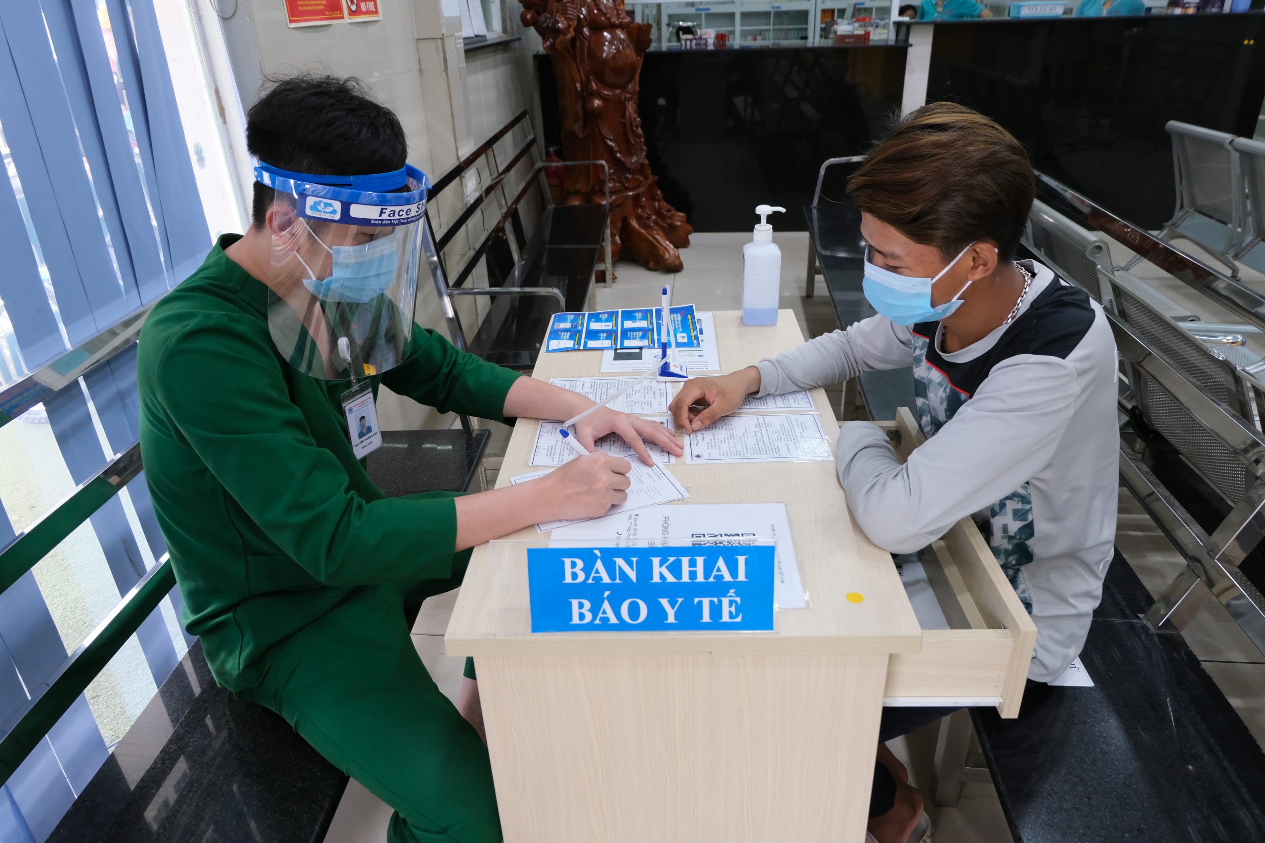 Xét Nghiệm Nhanh SARS-CoV-2: Ưu Và Nhước Điểm